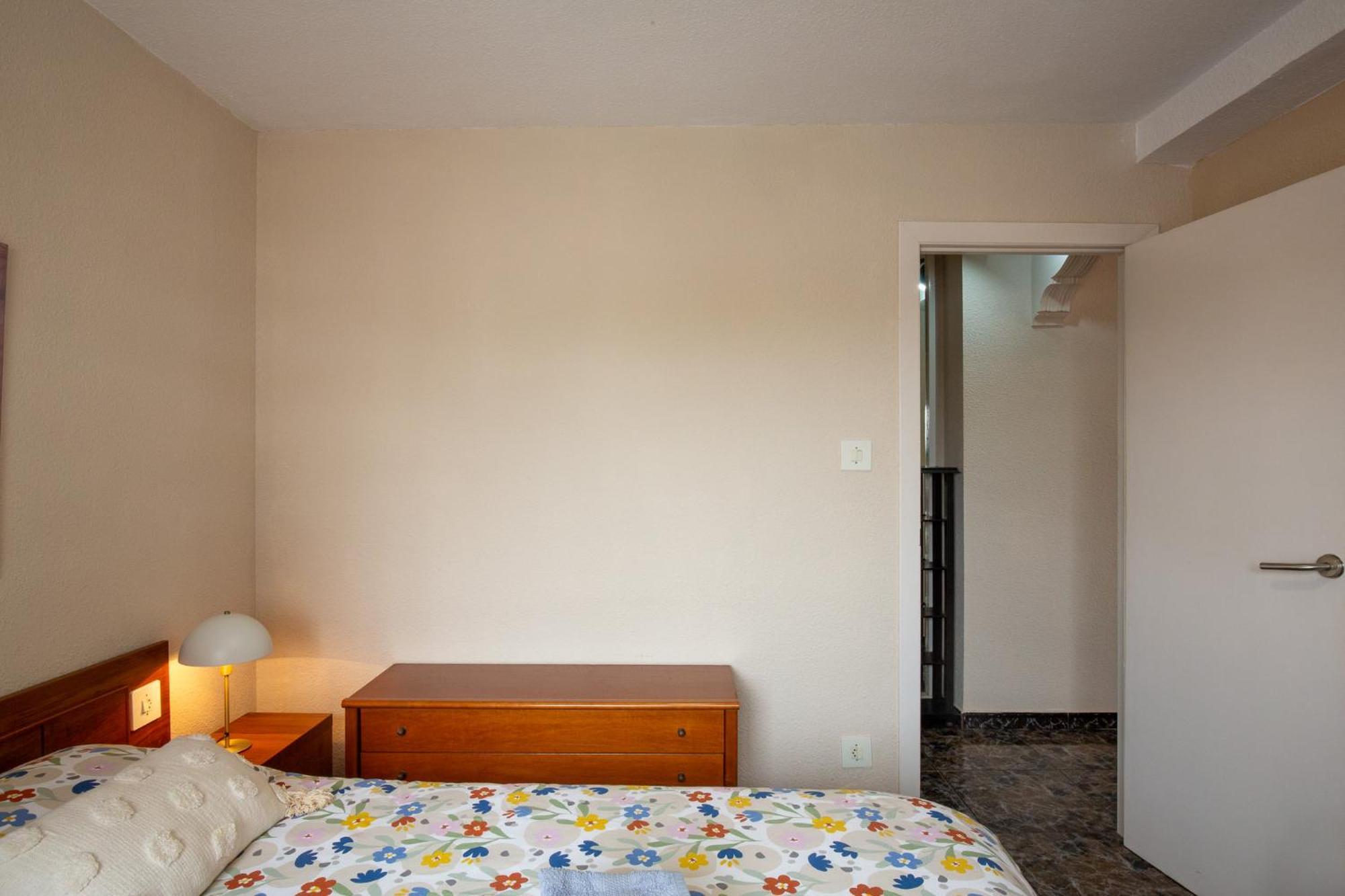 En Complejo Residencial Con Piscina Y Garaje A 100m Del Mar Las Canteras (Valencia)