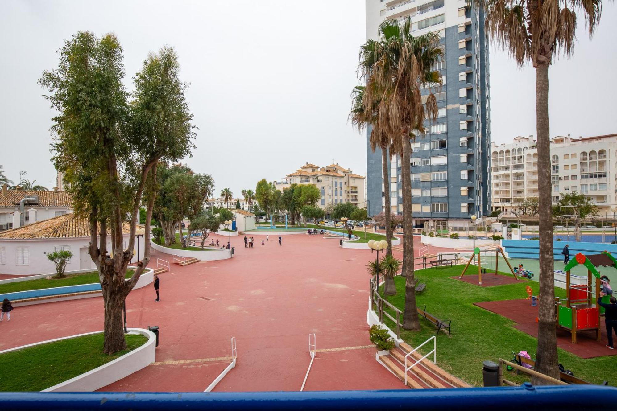 En Complejo Residencial Con Piscina Y Garaje A 100m Del Mar Las Canteras (Valencia)