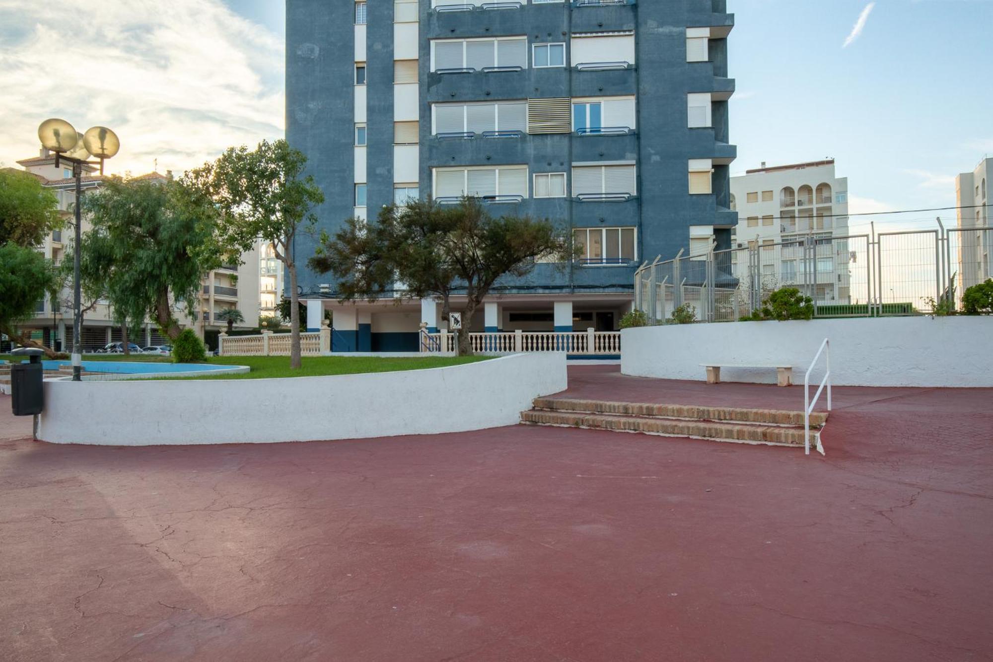 En Complejo Residencial Con Piscina Y Garaje A 100m Del Mar *