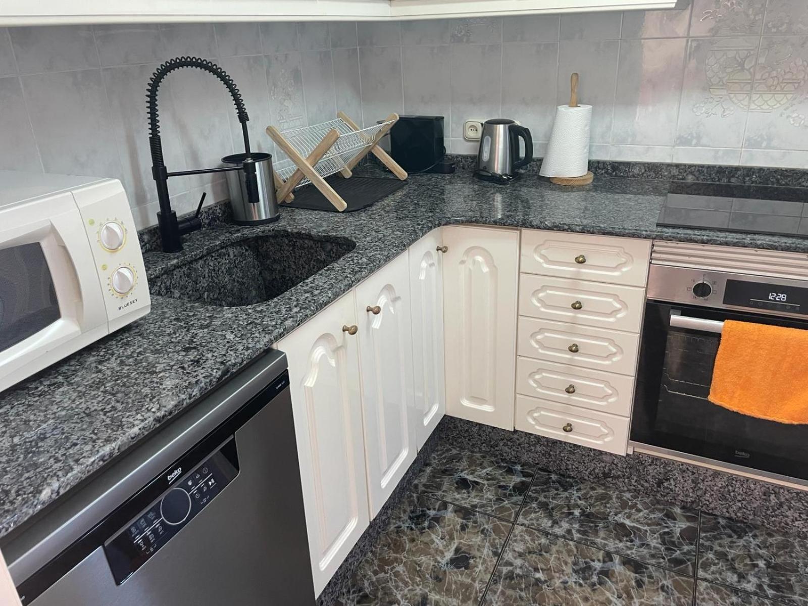 En Complejo Residencial Con Piscina Y Garaje A 100m Del Mar Las Canteras (Valencia)